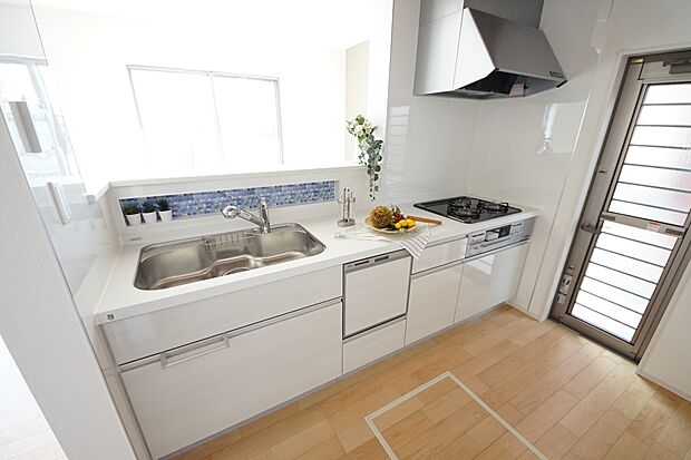 扱いやすいシステムキッチンで毎日のお料理もはかどります(2号棟同仕様)