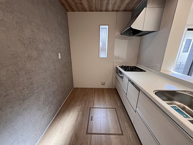 リビングを一望できる対面式システムキッチン 食洗機・浄水器付き(同仕様)