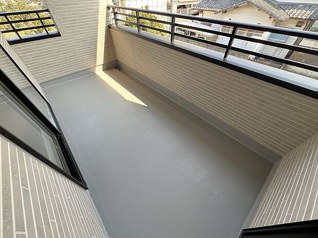 南向きのバルコニーは陽当たり良好です(同仕様)