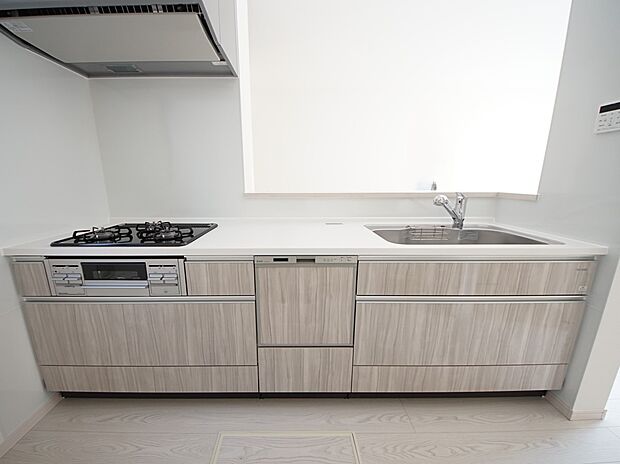 リビングを一望できる対面式システムキッチン(2号棟同仕様)