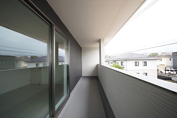 6.1帖の洋室から出入り可能なバルコニー(2号棟同仕様)