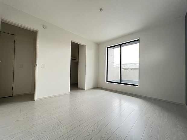 洋室7帖　WIC、バルコニー付きの広めのお部屋　ご夫婦の寝室にどうぞ！(1号棟)