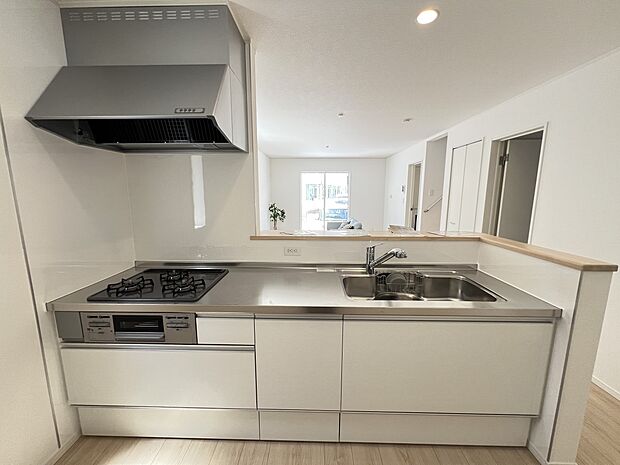 キッチンは2人並んでも余裕のスペースを確保。お子様とお料理なども楽しめそうです(1号棟)