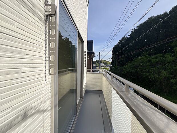 洋室8.7帖からアクセス可能なバルコニー（1号棟）