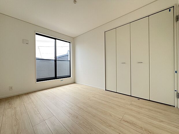 洋室6帖 バルコニー付きの広めのお部屋 ご夫婦の寝室にどうぞ!