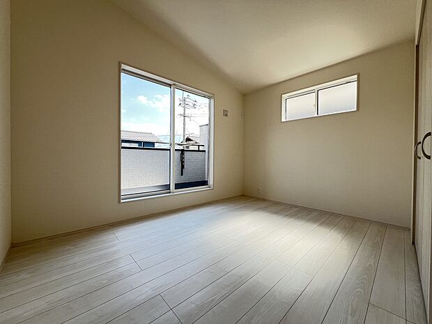洋室6帖 バルコニー付きの広めのお部屋 勾配天井が開放感を演出します(2号棟)