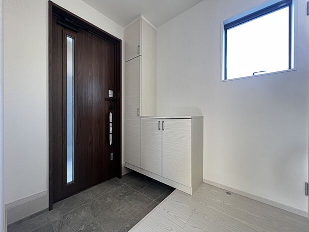 【同仕様写真(その他内観)】下駄箱収納付きの玄関スペース(同仕様)