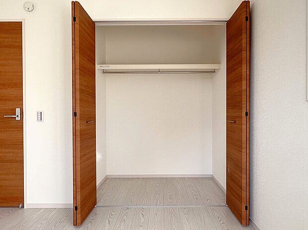 【同仕様写真(その他内観)】全居室収納スペース付きです(同仕様)