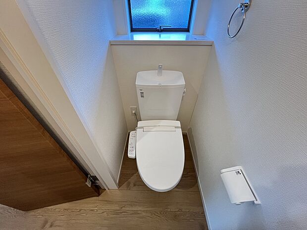 【トイレ】トイレは各階にご用意。ウォシュレット機能付き(1号棟)