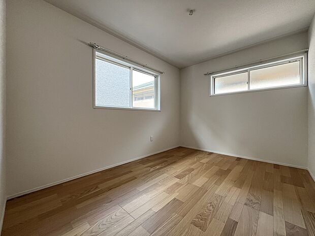 【洋室】洋室6帖　二面採光の明るいお部屋　お子さまの居室にちょうど良い広さです