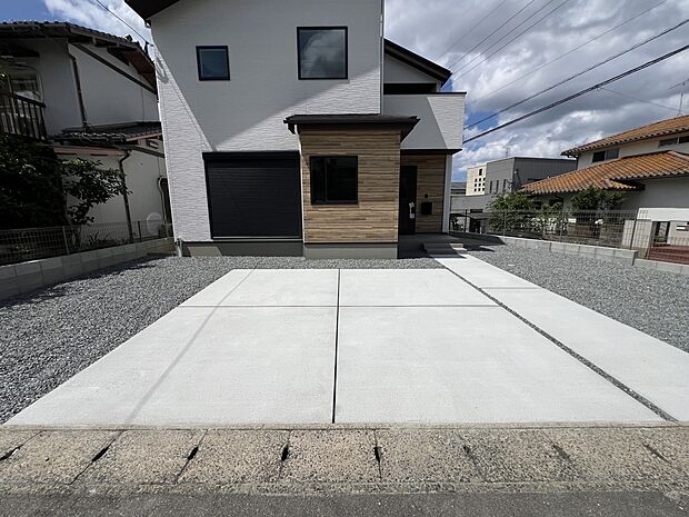 【駐車場】お車は3台並列で駐車可能です