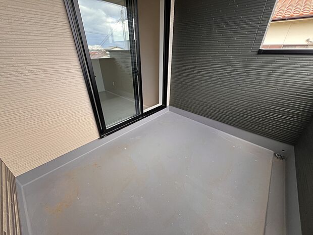 【バルコニー】7.8帖の洋室から出入り可能なバルコニー