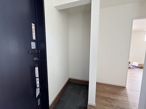 【収納】シューズインクロークも完備しております(2号棟)
