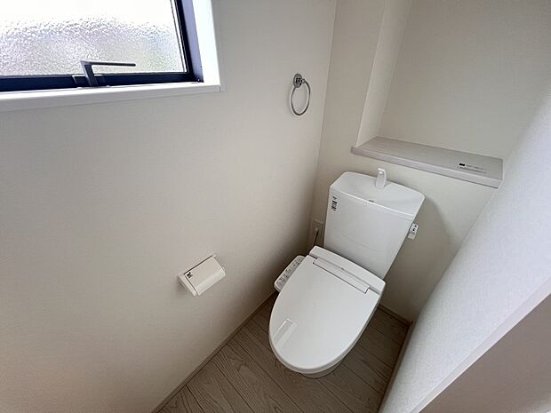 【トイレ】トイレは各階にご用意。ウォシュレット機能付き