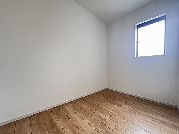 【洋室】洋室3.5帖 居室としてはもちろん、収納部屋としても重宝します(1号棟)