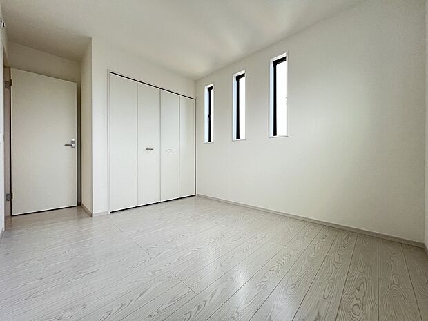 【洋室】洋室5.7帖 均等に並んだ小窓がお洒落なお部屋 二面採光です(3号棟)