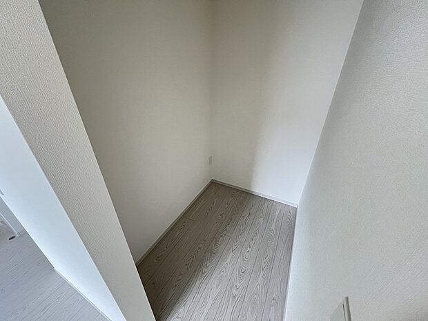 【その他内観】8.7帖の洋室に付設された書庫スペース(3号棟)