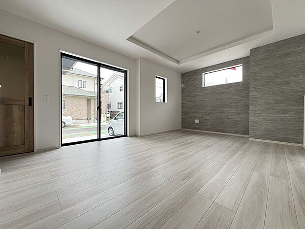 【リビング】LDK16.9帖　折上天井が開放的な空間を演出します(3号棟)