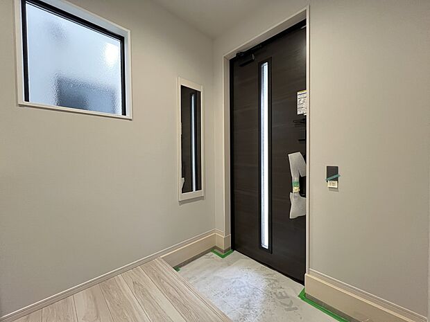 【玄関】姿見付きの玄関　明るい印象です(3号棟)