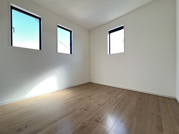 【洋室】洋室5帖 お子さまのお部屋としてもお使いいただけます(1号棟)