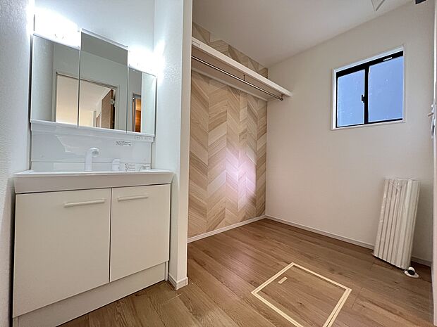 【洗面台・洗面所】洗面所にはハンガーパイプ付きの収納スペース付き(1号棟)