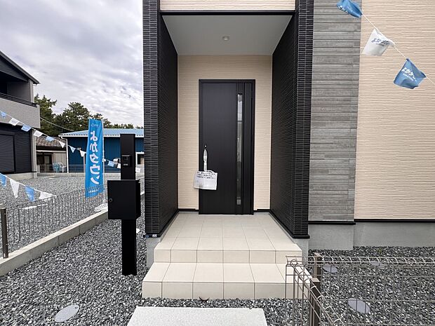 【現地外観写真】玄関アプローチ(2号棟)