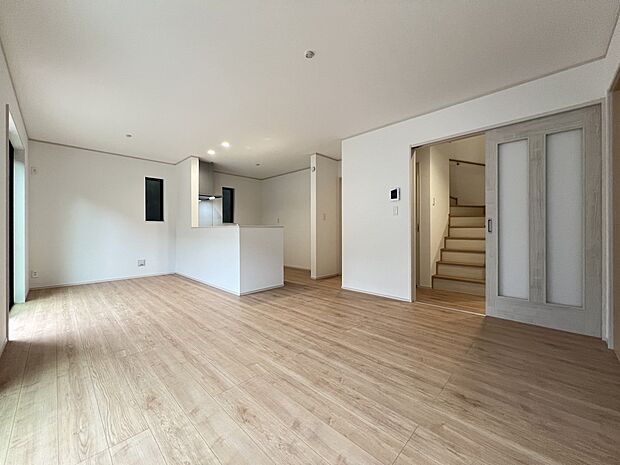 【リビング】リビング階段仕様、南西向き2面採光の明るいリビングです(B号棟)