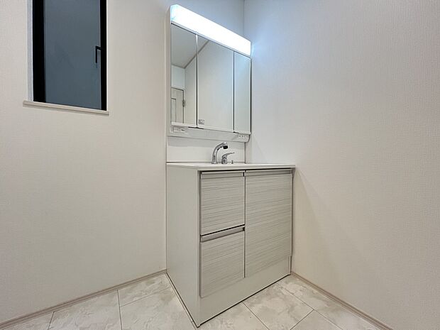 【洗面台・洗面所】三面鏡仕様の洗面化粧台(B号棟)