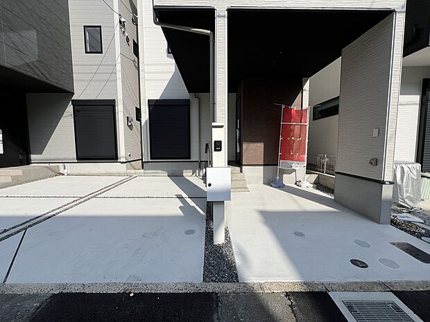 【駐車場】お車は2台駐車可能です(2号棟)