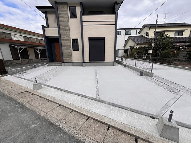 【駐車場】お車は並列2台駐車可能です(1号棟)