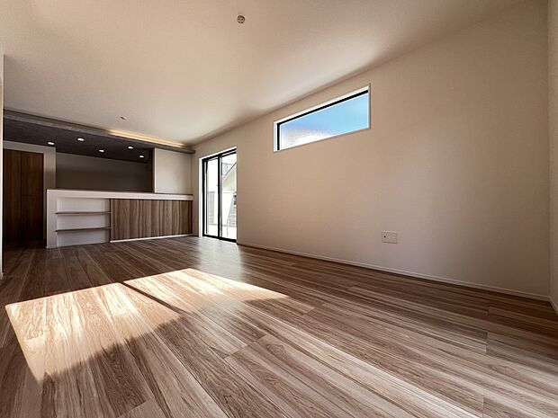 【リビング】LDK18帖 掃き出し窓を2ヶ所に設置 明るい自然光を取り込みます(1号棟)