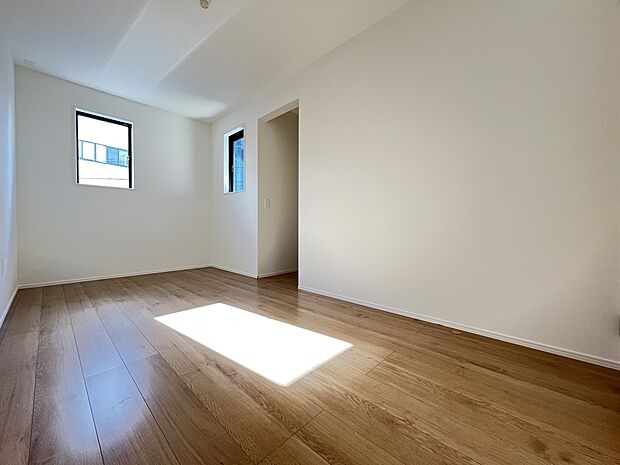 【洋室】洋室6.2帖 二面採光の明るい居室に仕上がりました(1号棟)