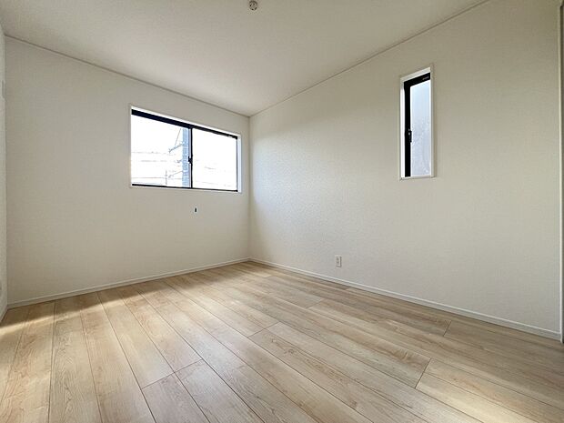 【洋室】洋室6帖 2階の居室は全室二面採光 どのお部屋も明るい印象です(1号棟)