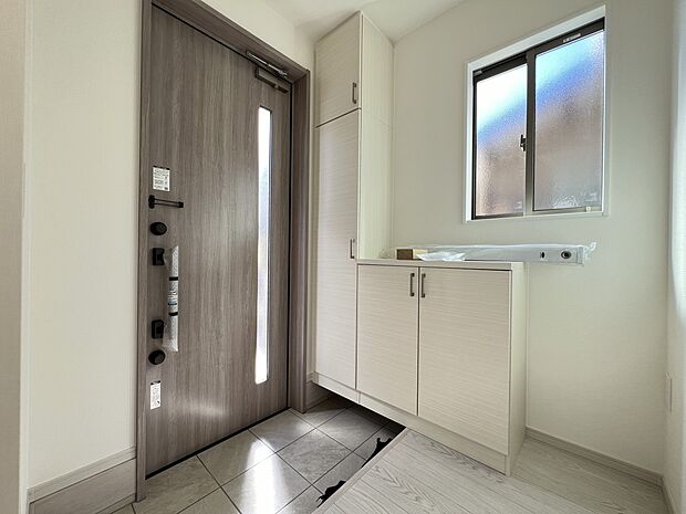 【同仕様写真(その他内観)】シューズボックス付きの玄関(2号棟同仕様)