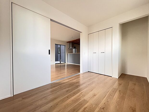 【洋室】リビング続き間の洋室4.8帖 目が行き届きやすく、お子様のお昼寝スペースとしても重宝します(3号棟)