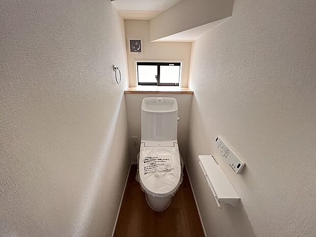 【トイレ】トイレは各階にご用意。ウォシュレット機能付き(3号棟)