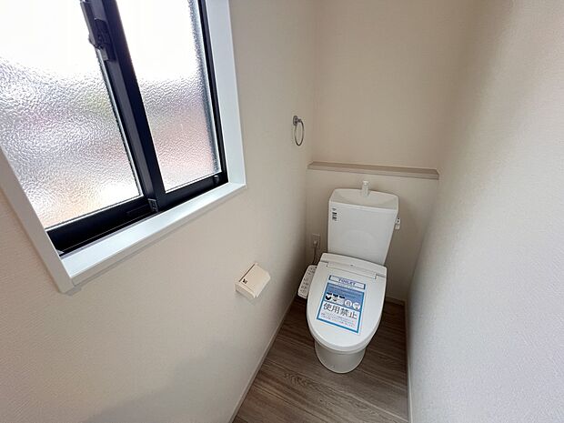 【トイレ】トイレは各階にご用意。ウォシュレット機能付き(1号棟)