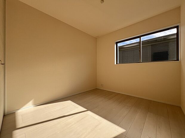 【洋室】洋室5.25帖 南に面した明るいお部屋です(1号棟)