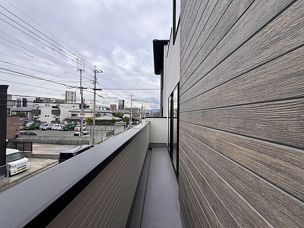 【バルコニー】リビングからアクセス可能なバルコニー(2号棟)