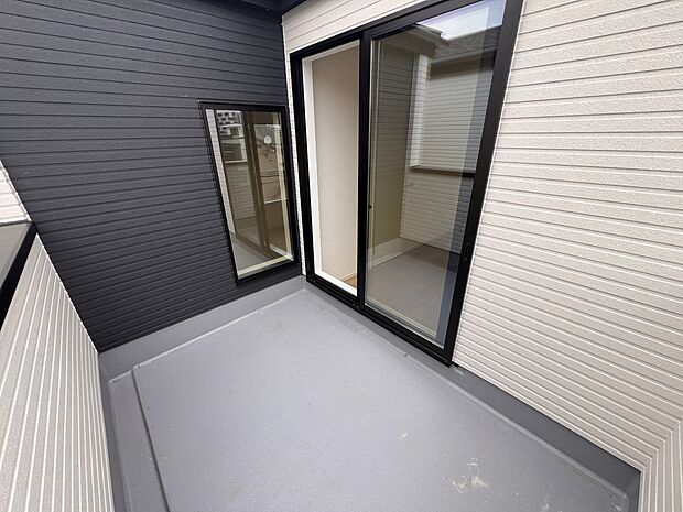 【バルコニー】3階 洋室5帖からアクセス可能なバルコニー(2号棟)