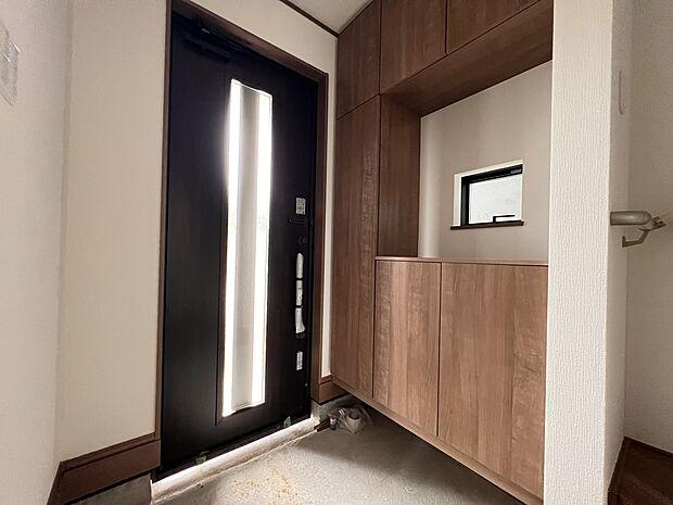 【玄関】シューズボックス付の玄関は明るい印象に仕上がりました(A号棟)