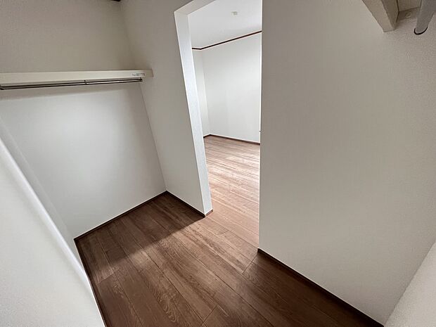 【ウォークインクローゼット】ハンガーパイプ付きのウォークインクローゼット(A号棟)