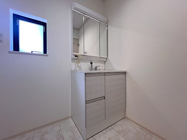 【同仕様写真(その他内観)】三面鏡仕様の洗面化粧台(同仕様)