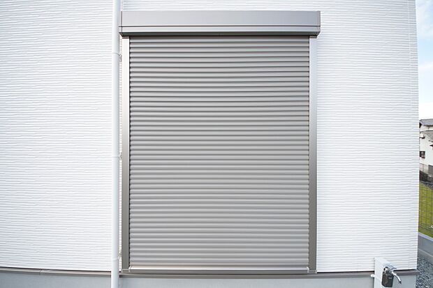 【防犯設備】外観を損なわないシンプルなデザインのシャッター。防犯や台風対策に効果的(同仕様)