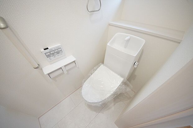 【その他内観】トイレは各階にご用意。ウォシュレット機能付き(同仕様)