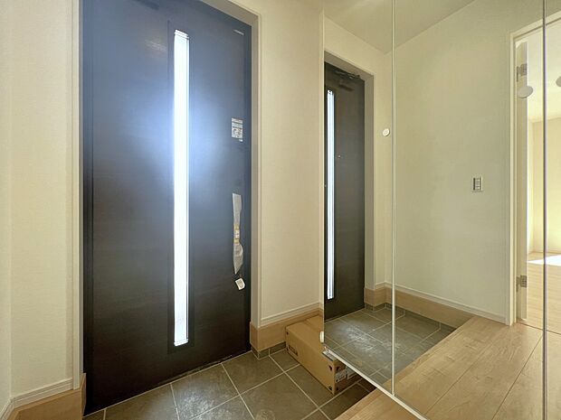 【同仕様写真(その他内観)】下駄箱収納付きの玄関(2号棟同仕様)