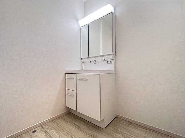 【同仕様写真(その他内観)】三面鏡仕様の洗面化粧台(1号棟同仕様)