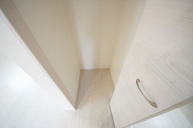 【同仕様写真(その他内観)】パントリー収納(同仕様)