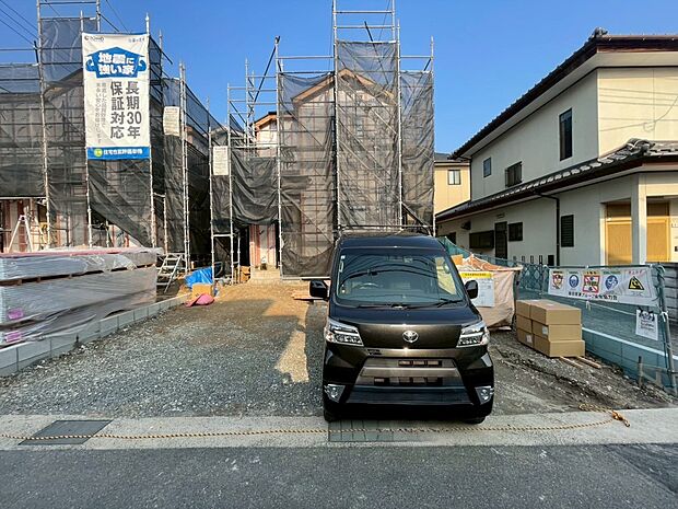 【駐車場】お車は2台並列で駐車可能です(B号棟)