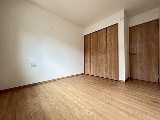 【同仕様写真(その他内観)】洋室4.5帖 全居室南向きの明るい居宅です(A号棟同仕様)